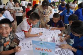 Học sinh đang tham gia sự kiện tại Toan.vn