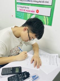 hoc-sinh-luyen-thi-toan-dai-hoc-2025