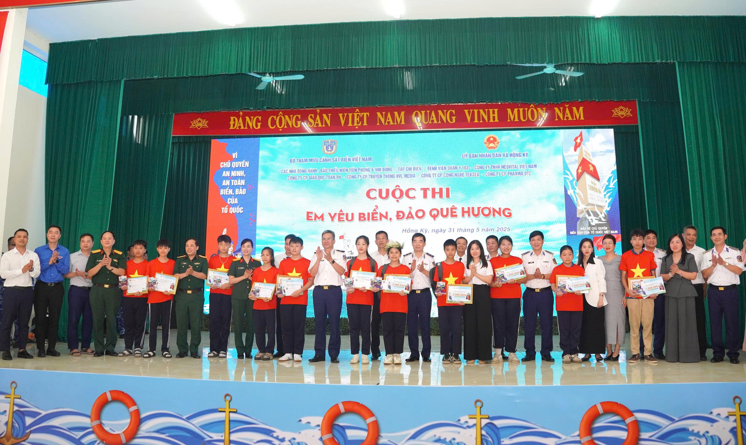 toan-vn-dong-hanh-cung-cuoc-thi-em-yeu-bien-dao-que-huong-2025-tai-ha-noi-2